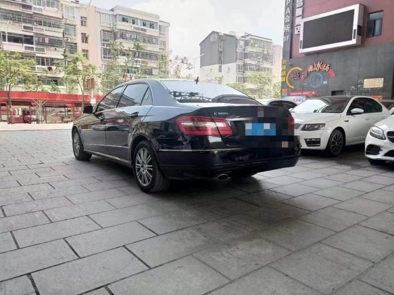 贛州13年奔馳E8