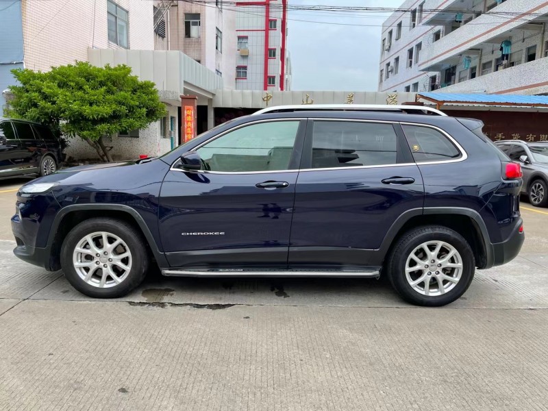 中山18年Jeep自由光8