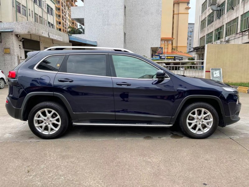 中山18年Jeep自由光7