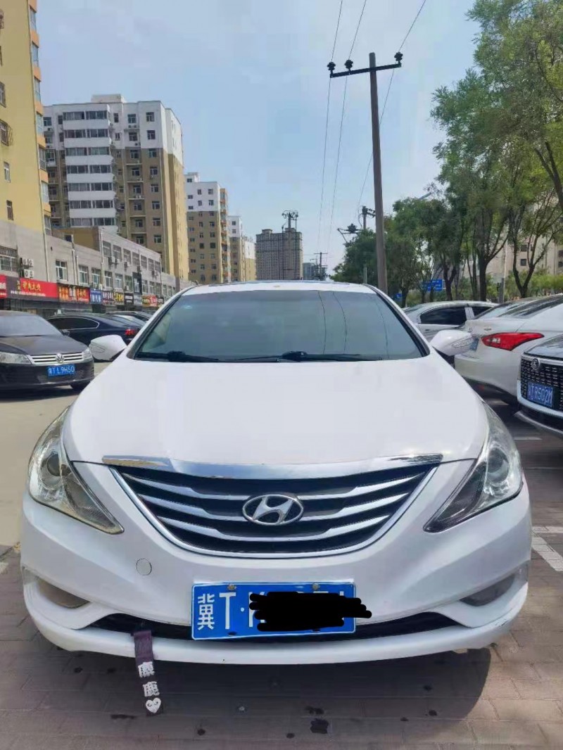 保定13年现代索纳塔八1