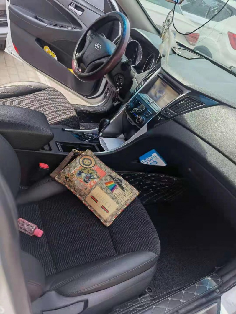 保定13年现代索纳塔八3