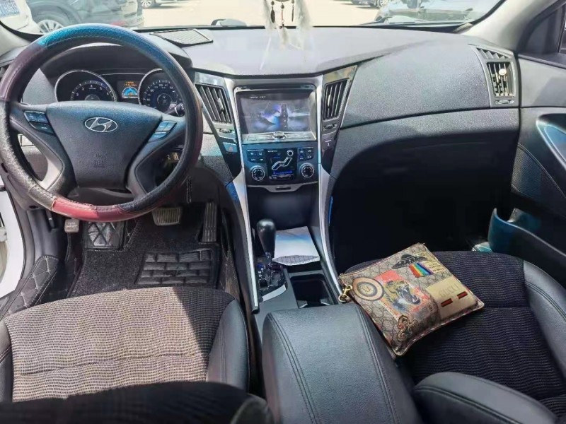 保定13年现代索纳塔八5