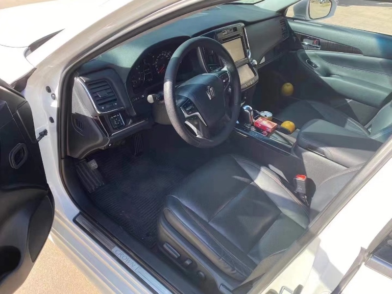 郑州17年丰田皇冠2