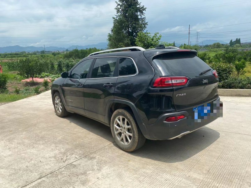 金華17年Jeep自由光7
