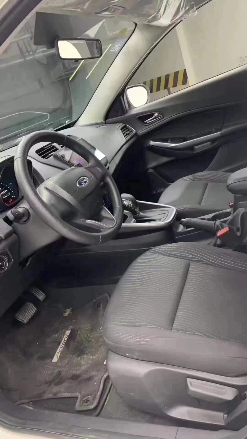 成都20年福特福睿斯4