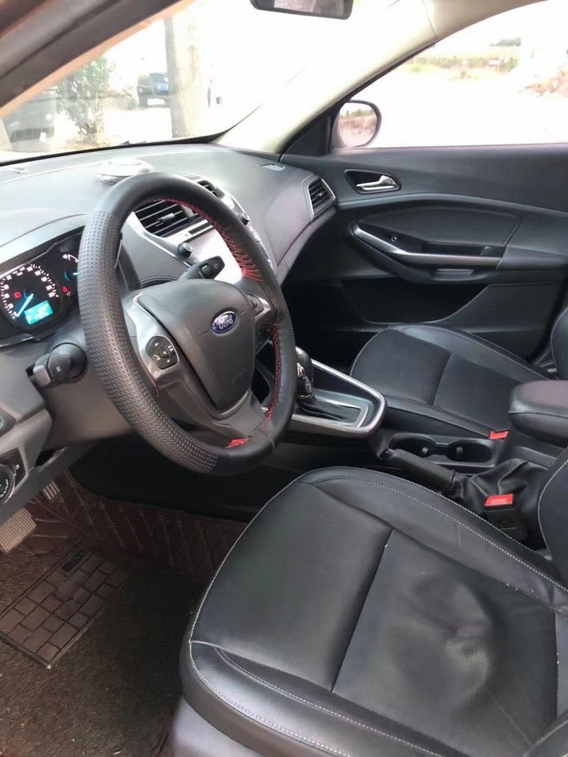 保定16年福特福睿斯1