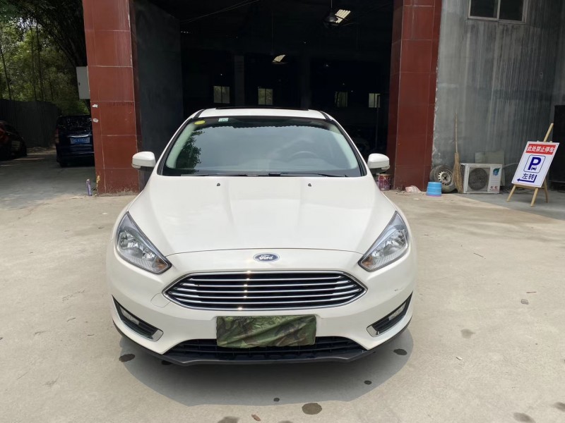 成都16年福特福克斯1