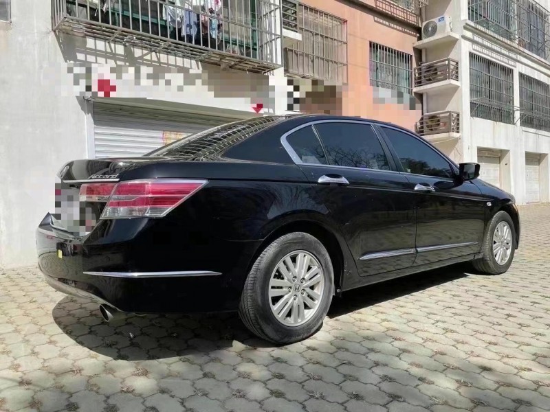 青岛13年本田雅阁3