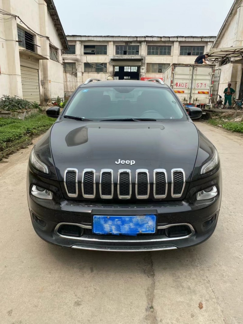 武漢17年Jeep自由光1