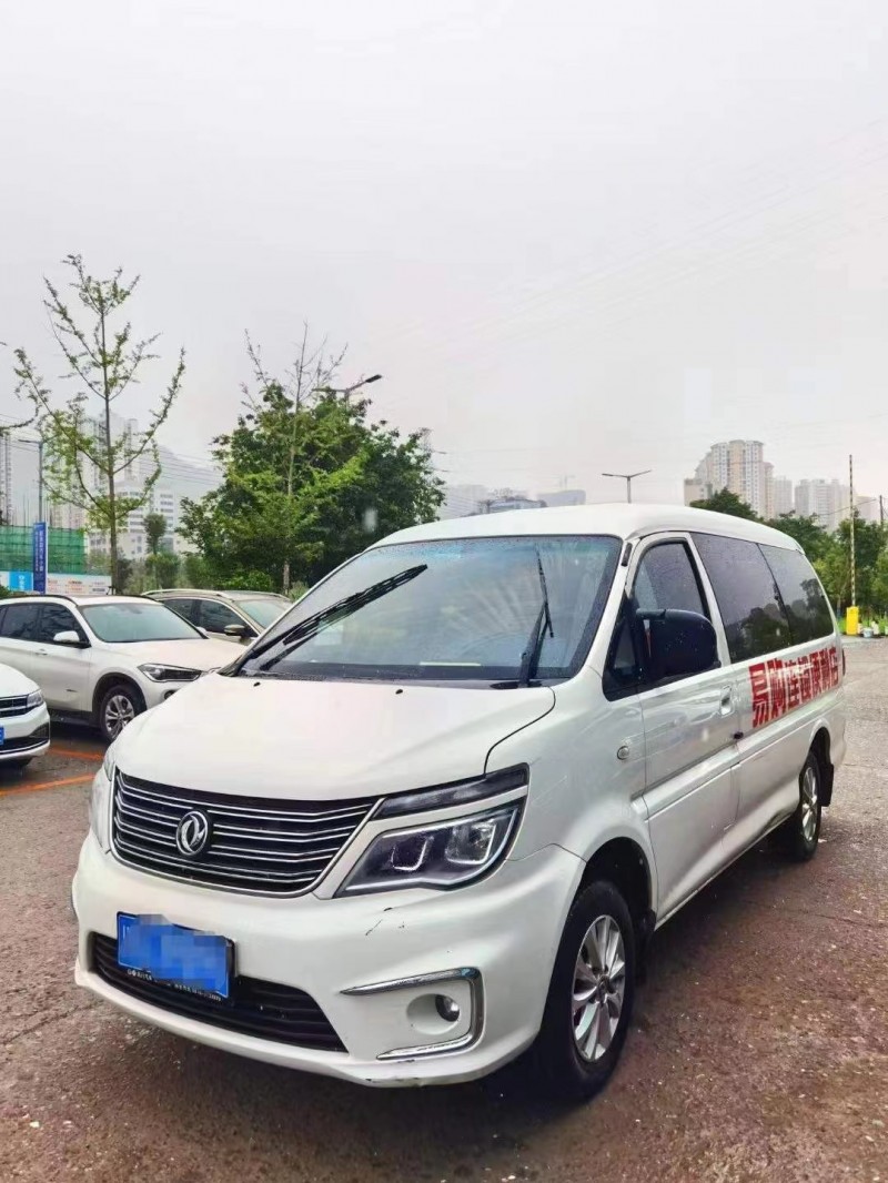 成都19年东风菱智M52