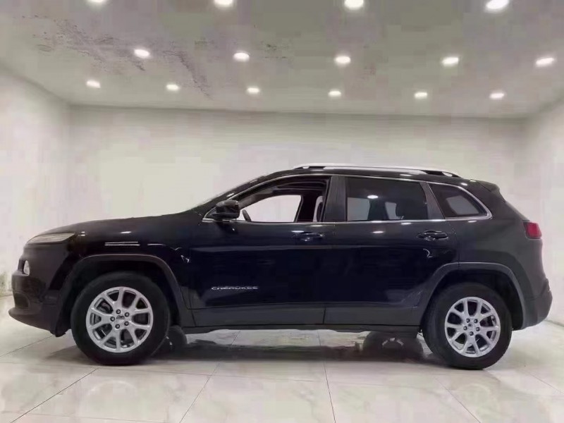 成都17年Jeep自由光1
