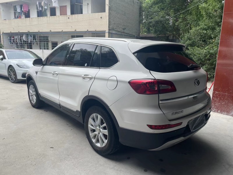 成都16年北汽幻速S68