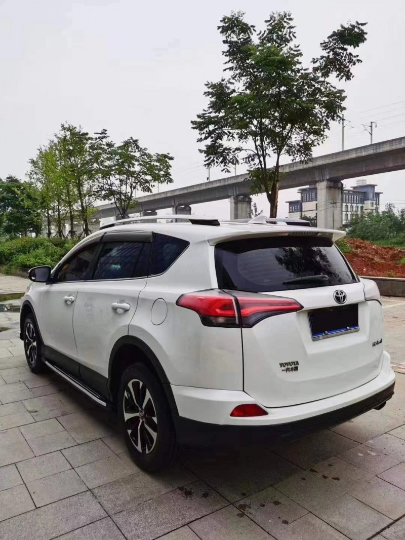 黃岡17年豐田RAV42