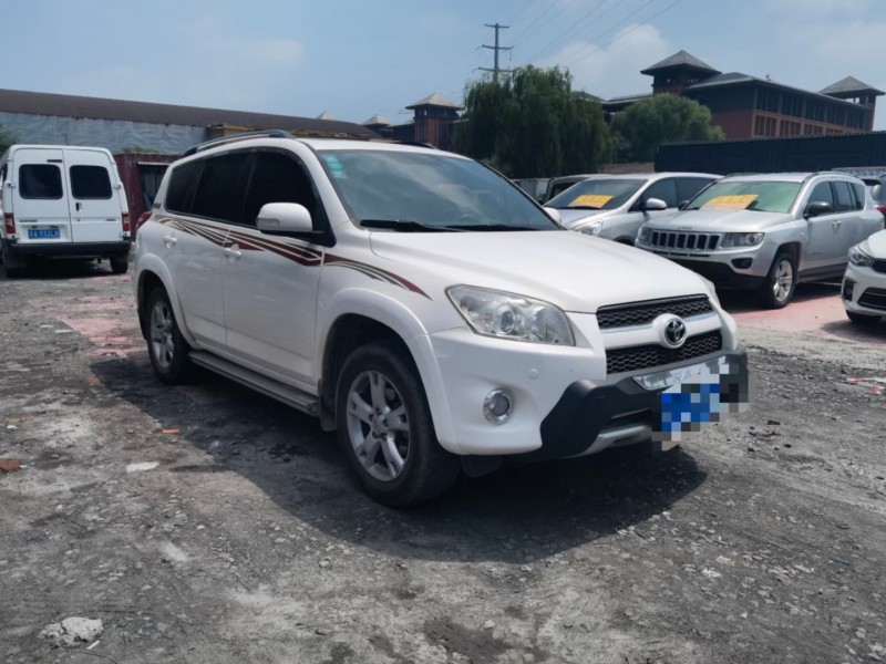 郑州13年丰田RAV48