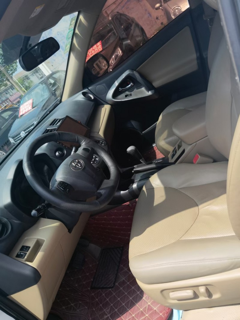 郑州13年丰田RAV42