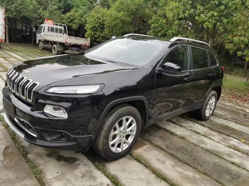 成都16年Jeep自由光3