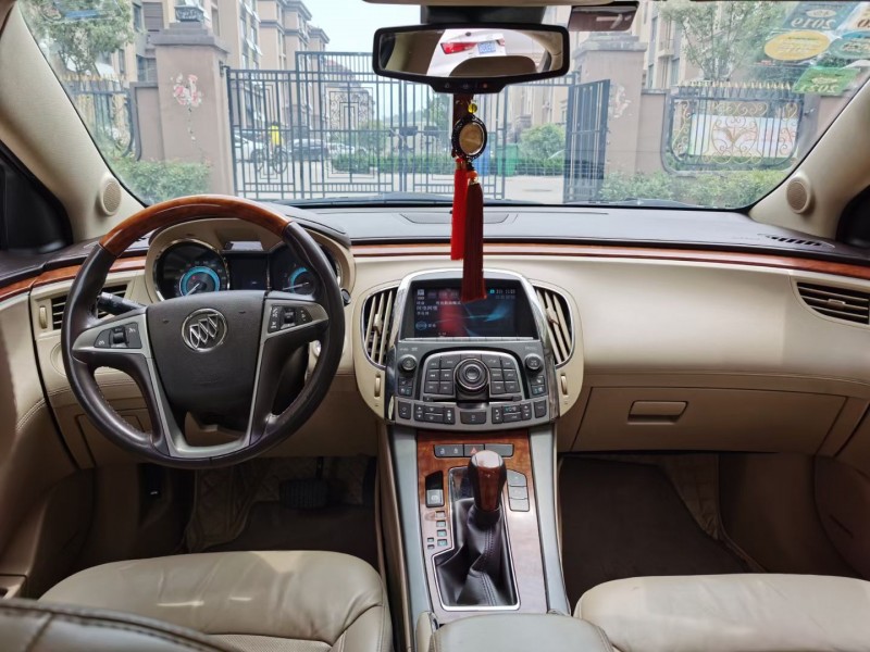 青岛11年别克凯越3