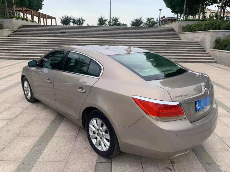 枣庄10年别克君越8