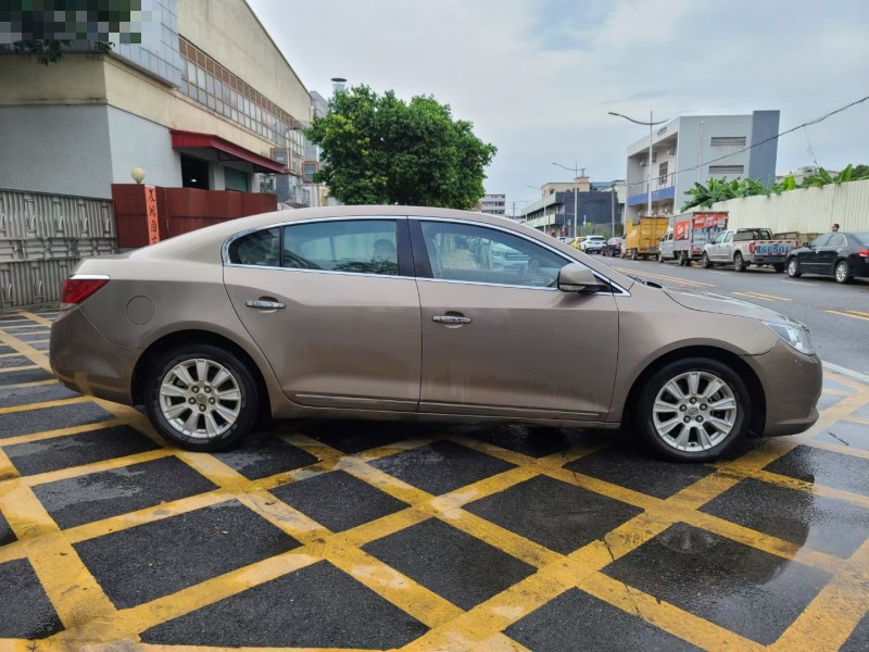 东莞12年别克君越8