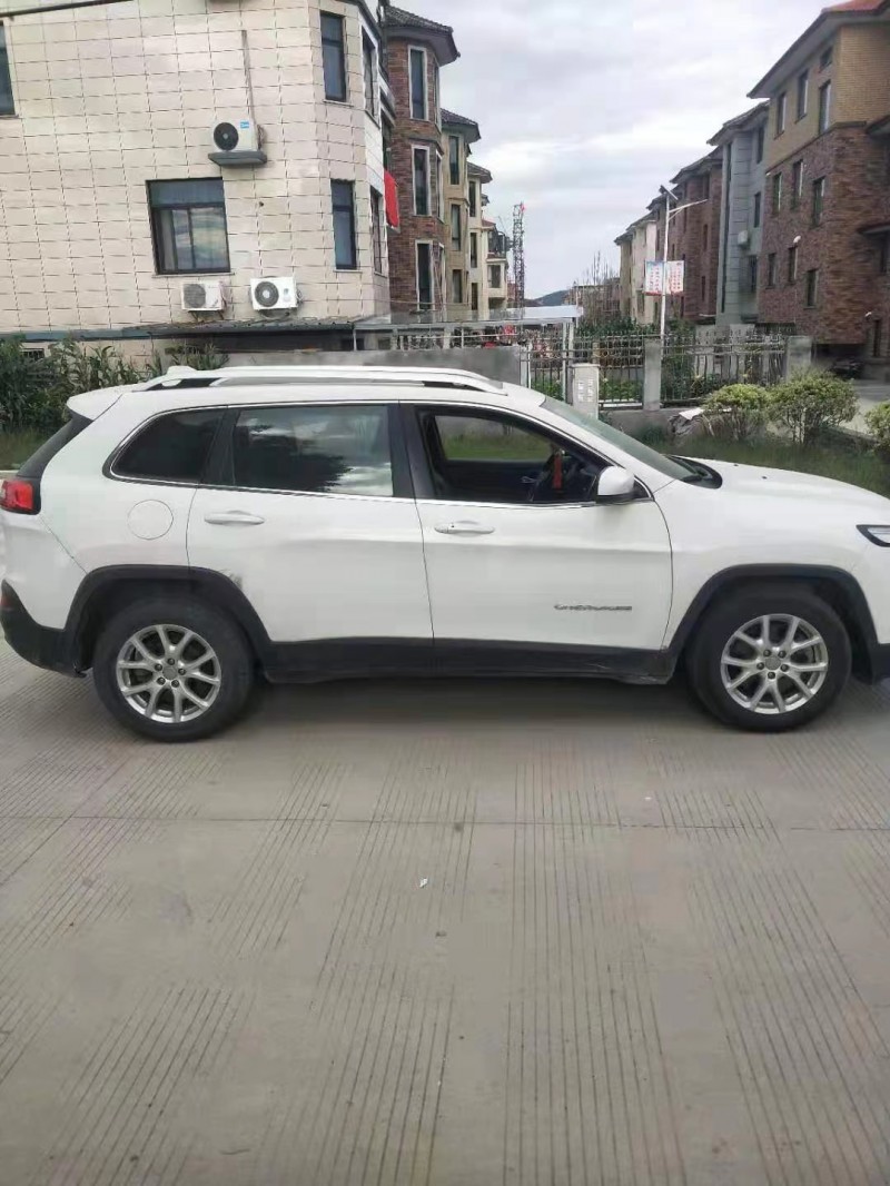 嘉興17年Jeep自由光4