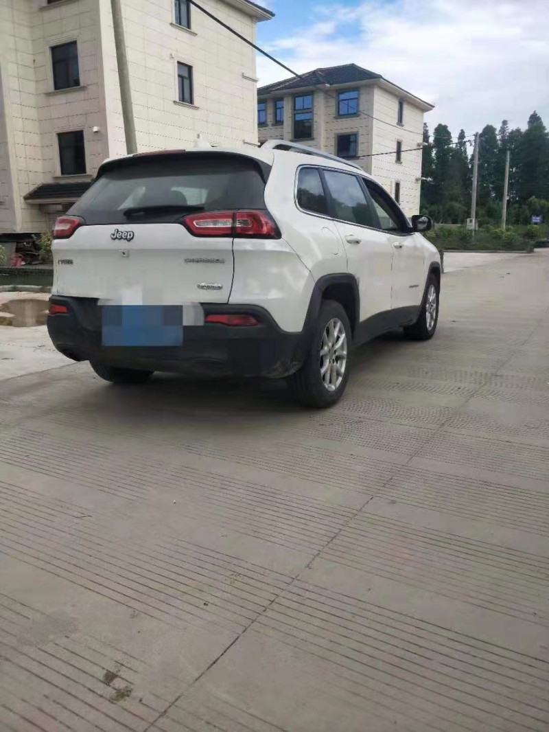 嘉興17年Jeep自由光6