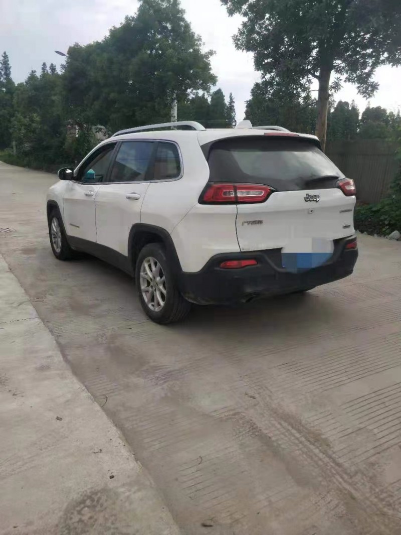 嘉興17年Jeep自由光7