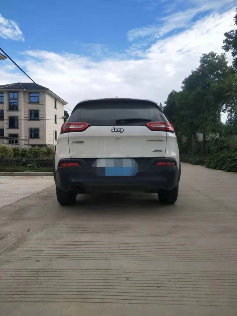 嘉興17年Jeep自由光8