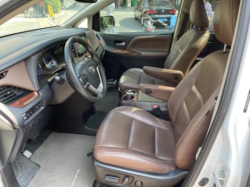 深圳17年丰田塞纳1