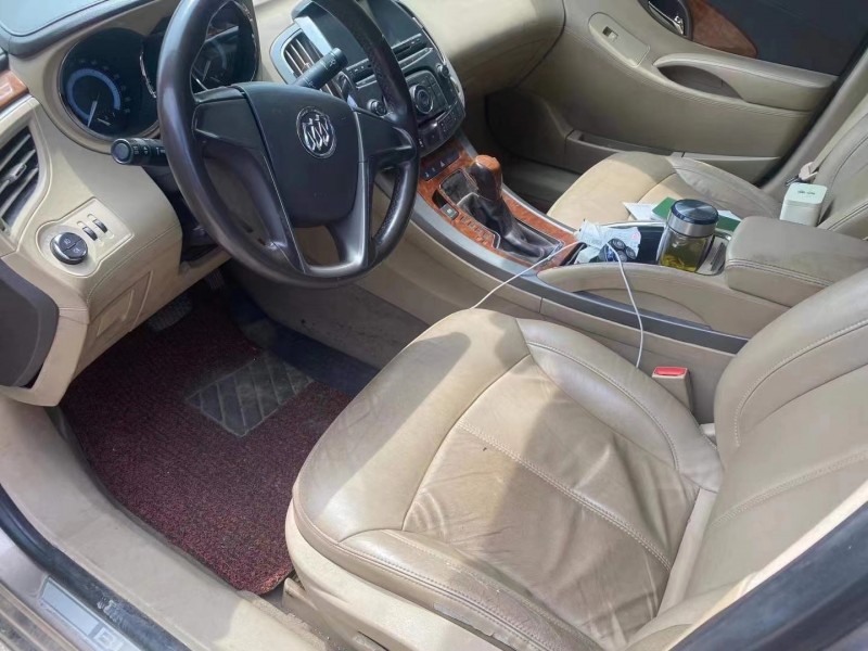 济宁11年别克君越5