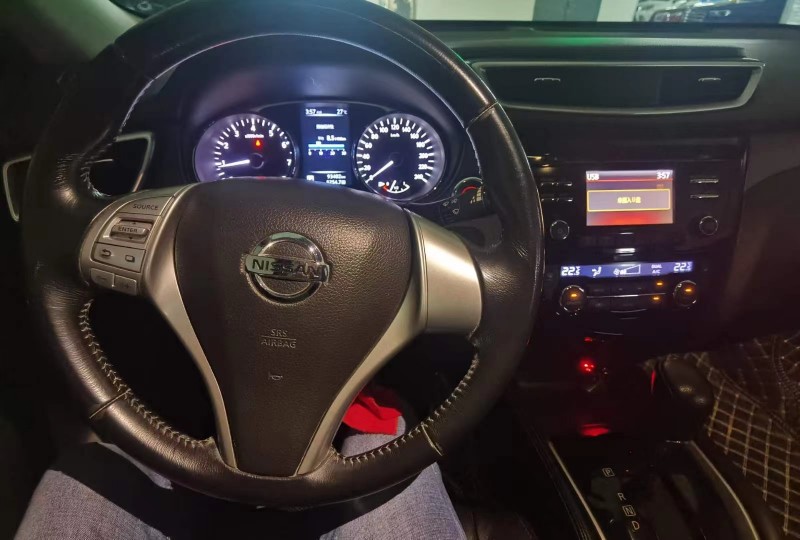 重慶15年日產奇駿4