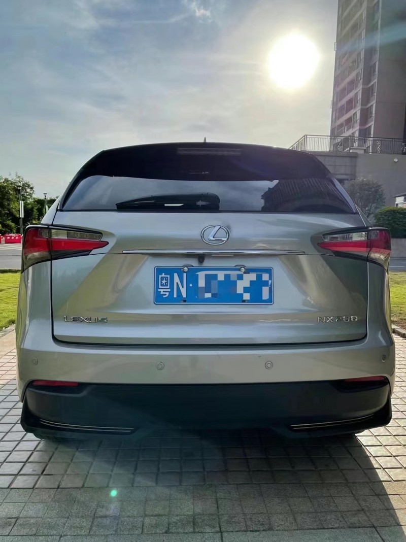 广州17年雷克萨斯NX8