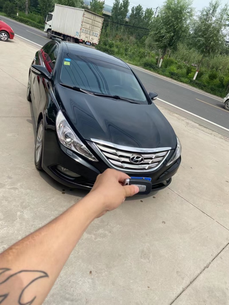 保定11年现代索纳塔八1