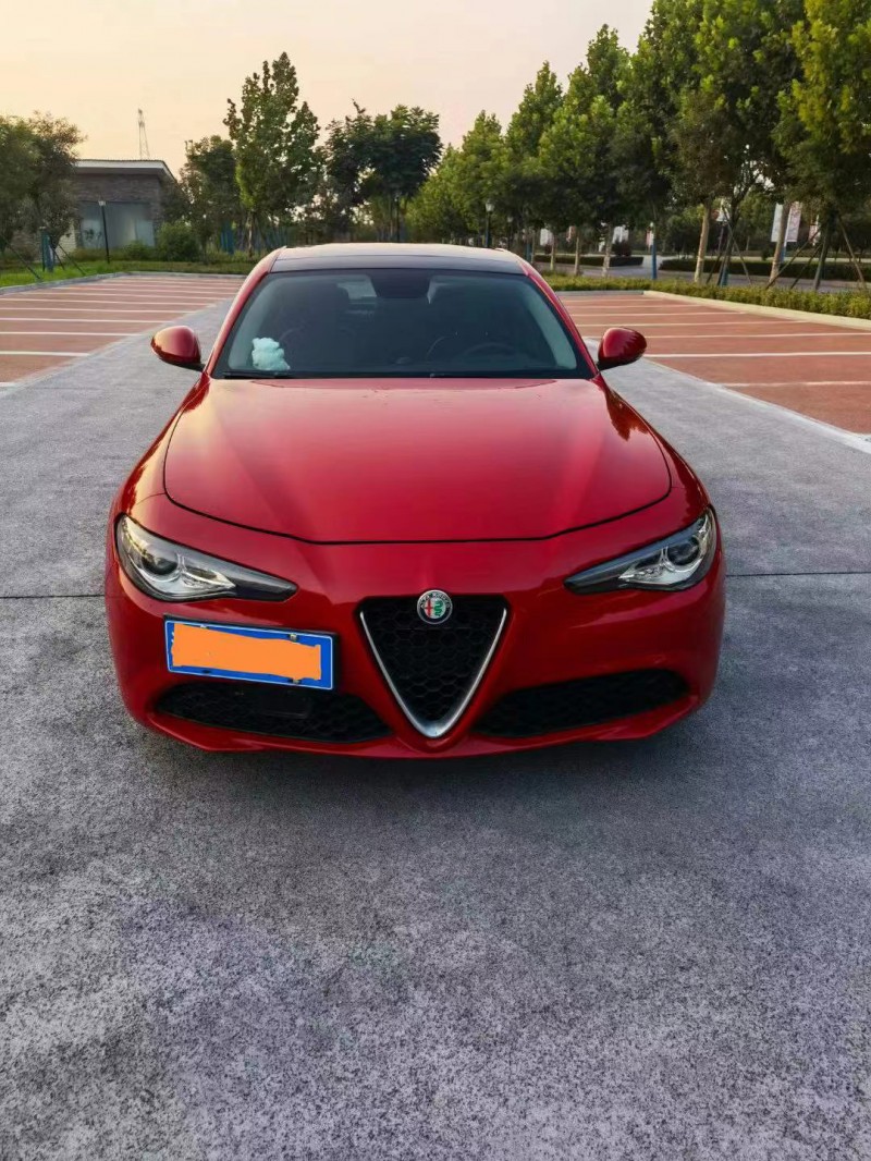 济宁19年阿尔法·罗密欧Stelvio1