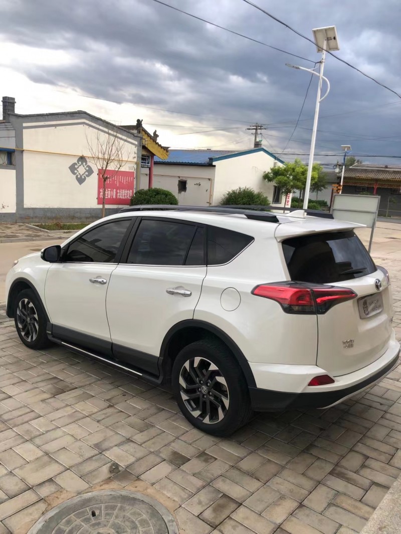 呼和浩特17年豐田RAV4榮放8
