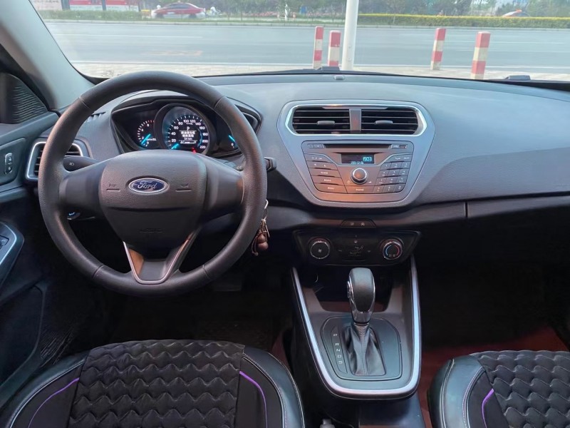 保定19年福特福睿斯4