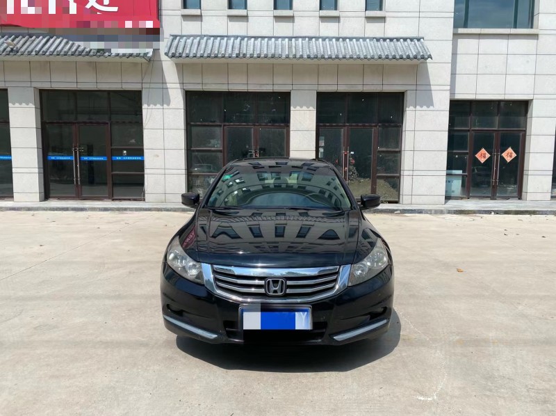 青岛13年本田雅阁1