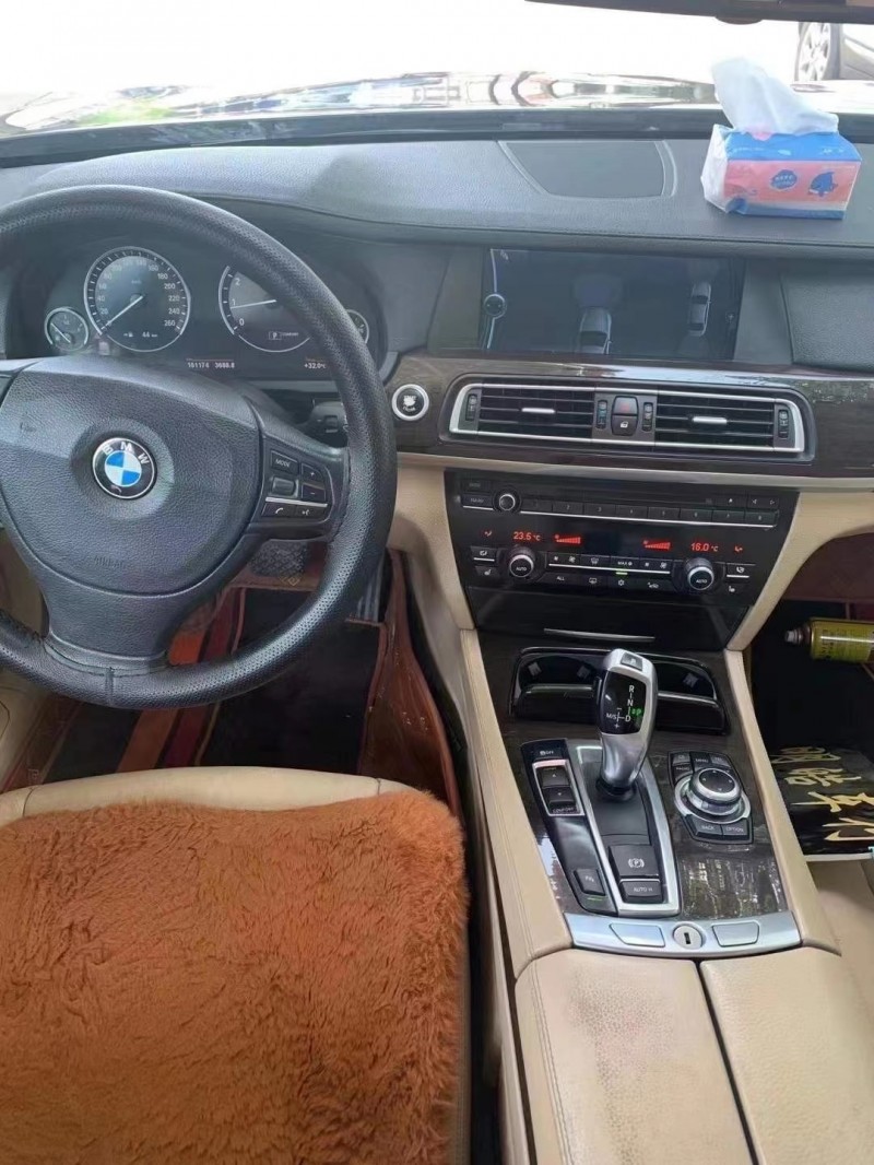 保定10年宝马7系8