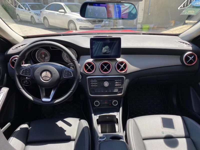 成都17年奔驰GLA5