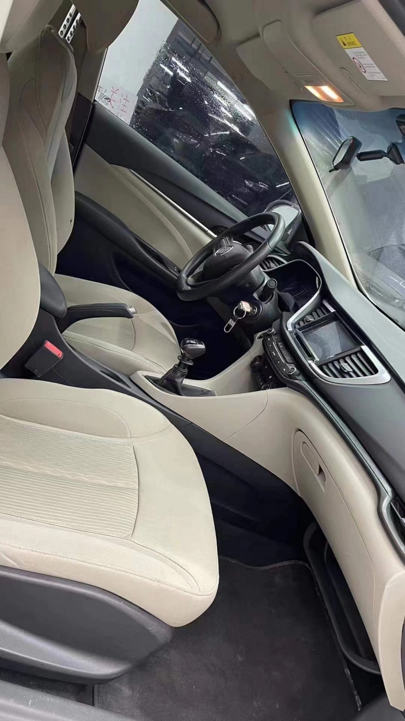 成都16年别克英朗8