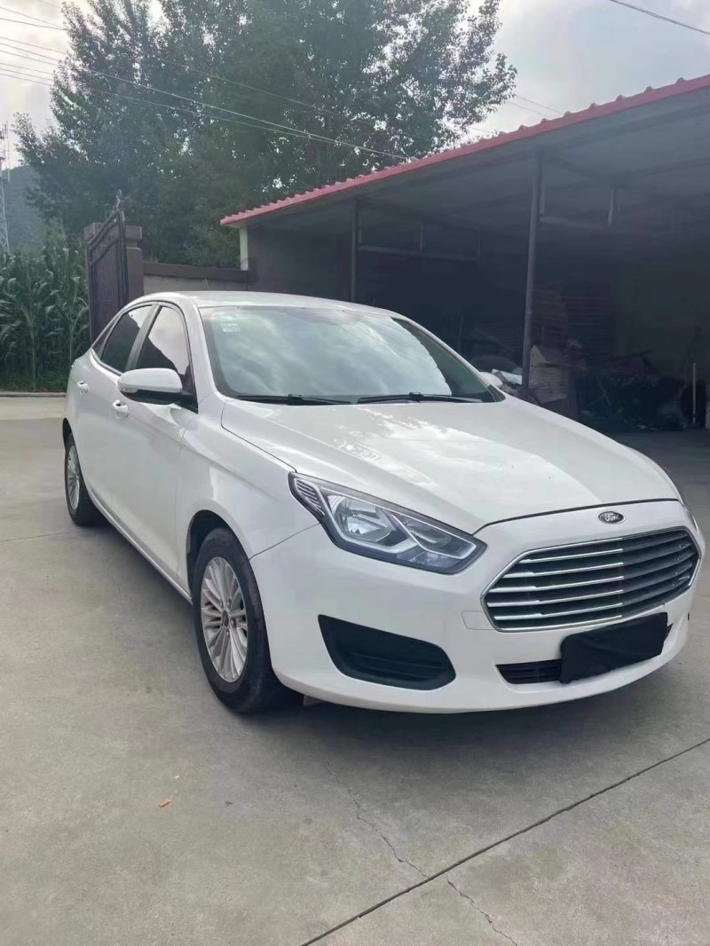 保定18年福特福睿斯2