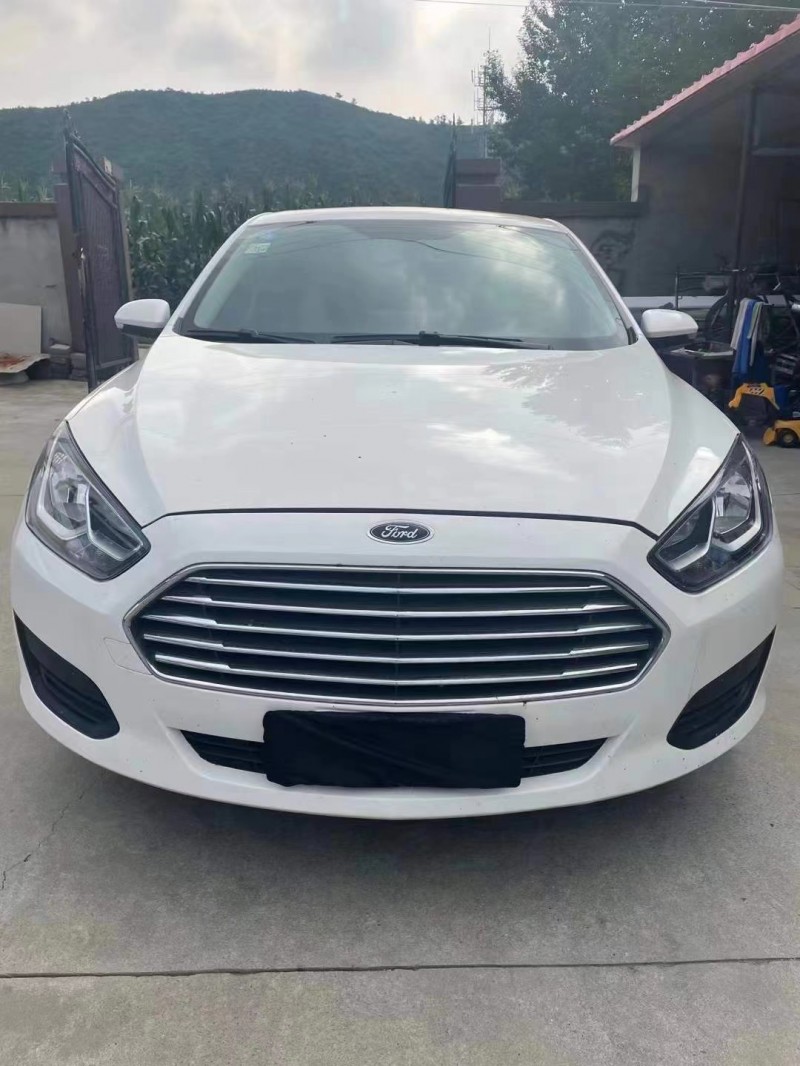 保定18年福特福睿斯1