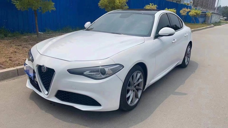 济宁18年阿尔法·罗密欧Stelvio2