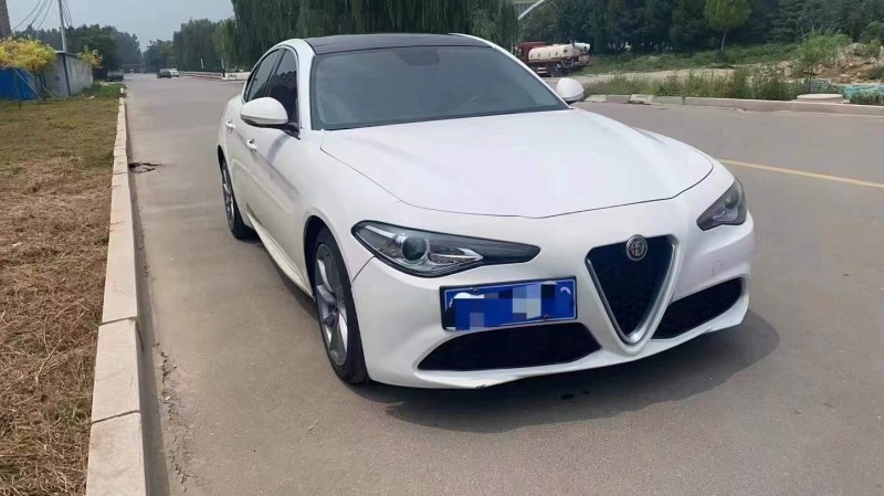 济宁18年阿尔法·罗密欧Stelvio3