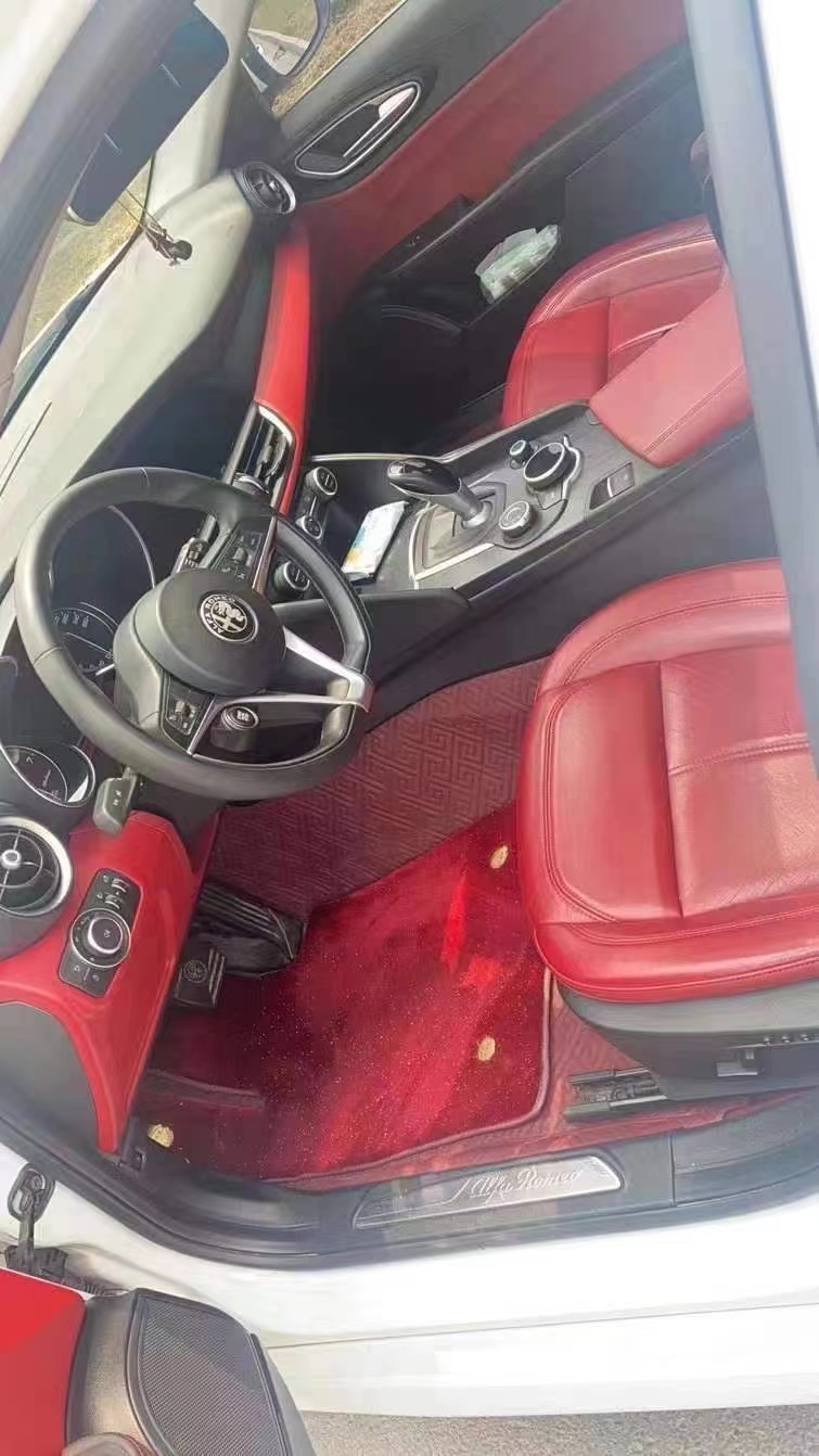 济宁18年阿尔法·罗密欧Stelvio5
