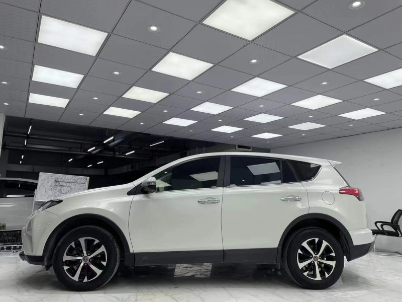 成都16年丰田RAV43
