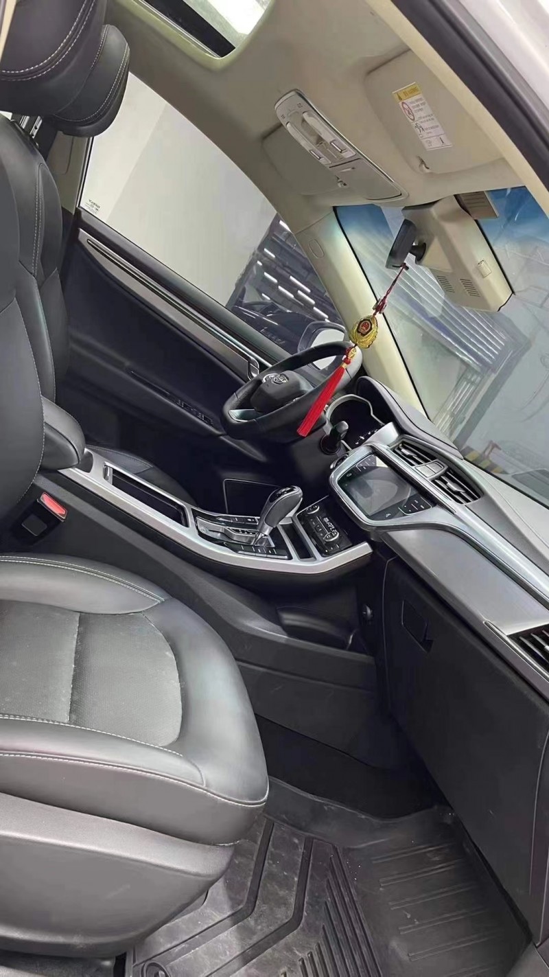 成都19年吉利帝豪9