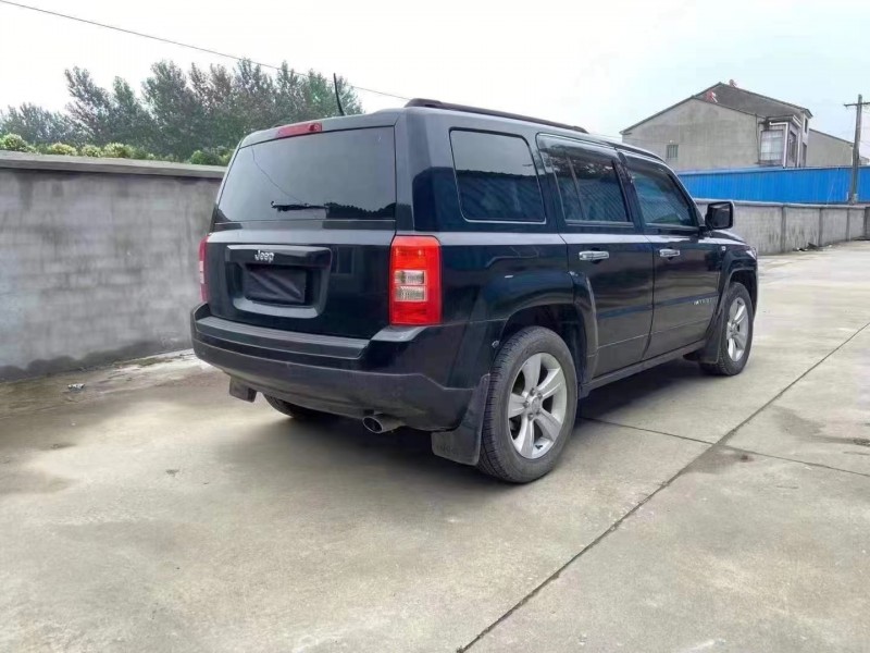 鄂州13年Jeep自由客4