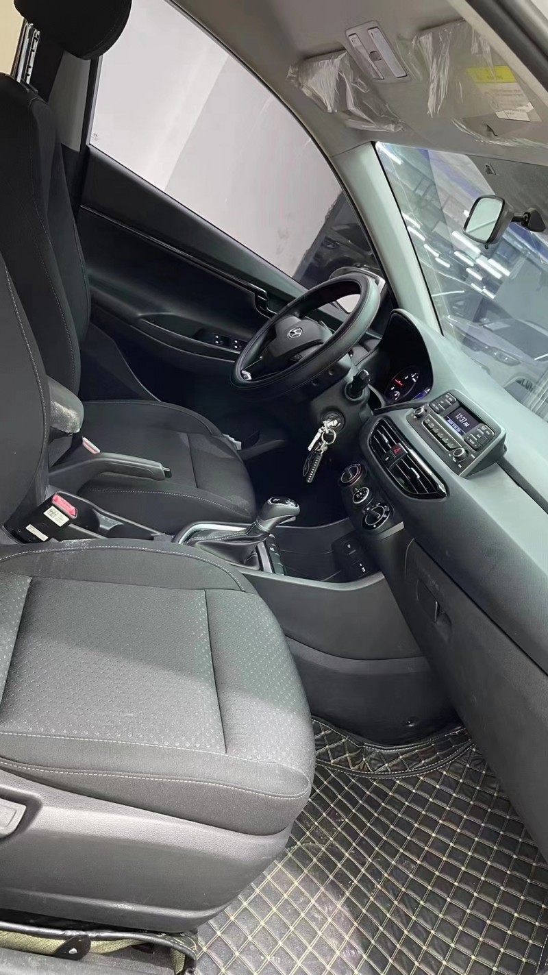 成都20年现代悦动8