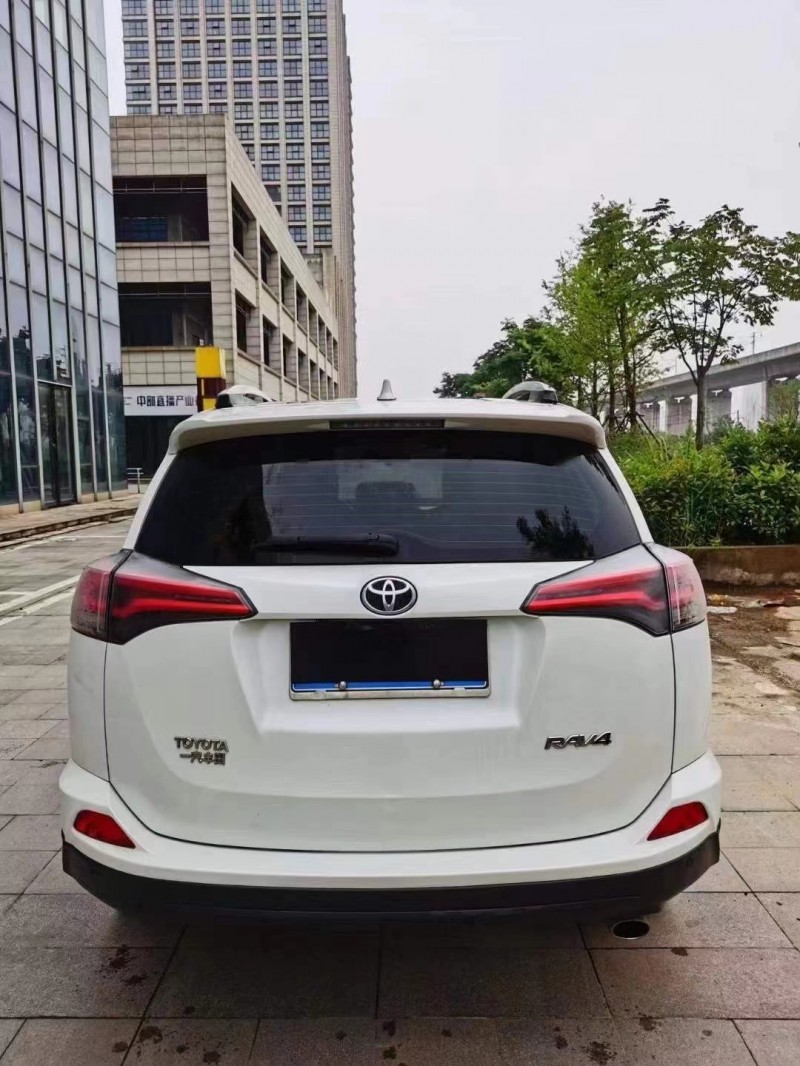 宜昌17年豐田RAV42
