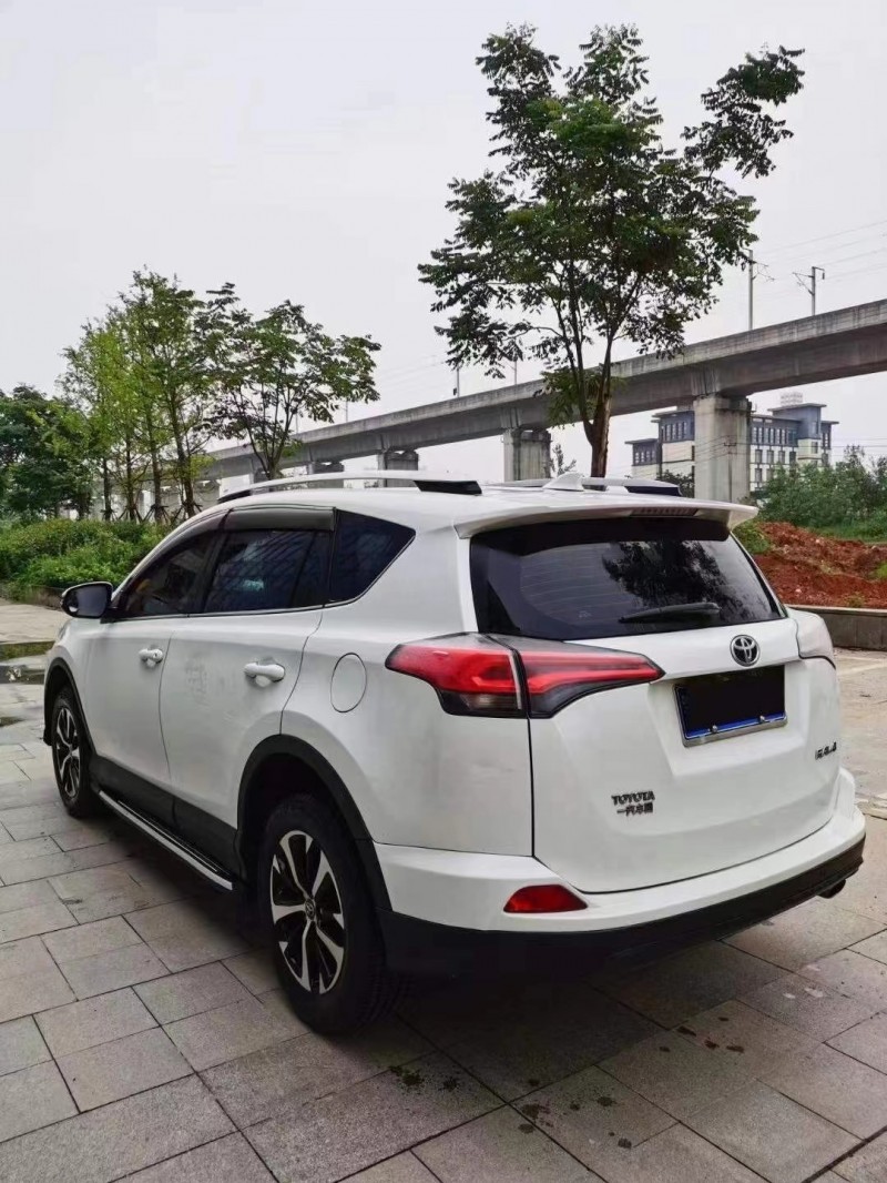 宜昌17年豐田RAV45